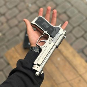 فندک مدل تفنگ مدل کلت کمری ۹ م م دارای استند برتا E20 (بزرگترین سایز) به همراه پک اصلی