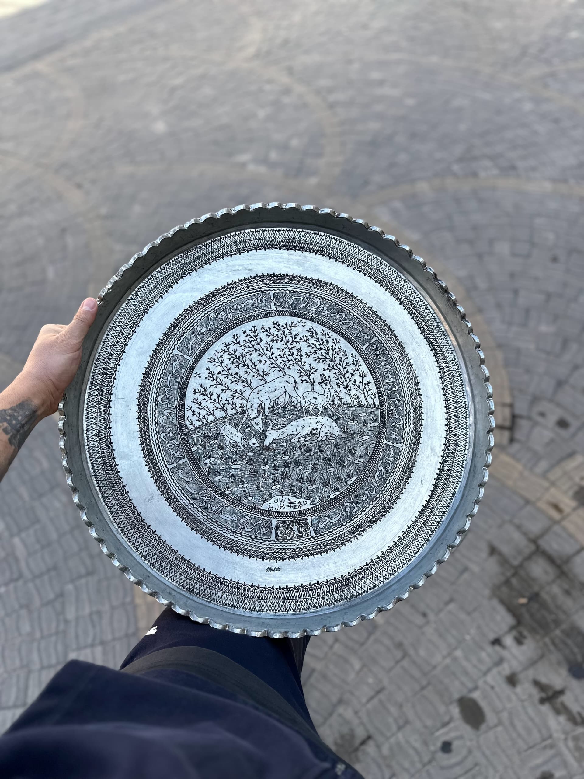سینی بزرگ مسی قلمزنی شده قدیمی وزن حدودا ۲.۵کیلو