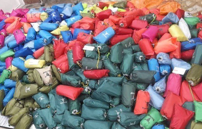 پانچو پشت نقرهای کلهگاوی – پوشش مقاوم و کاربردی برای طبیعتگردی و شرایط بارانی - Image 2